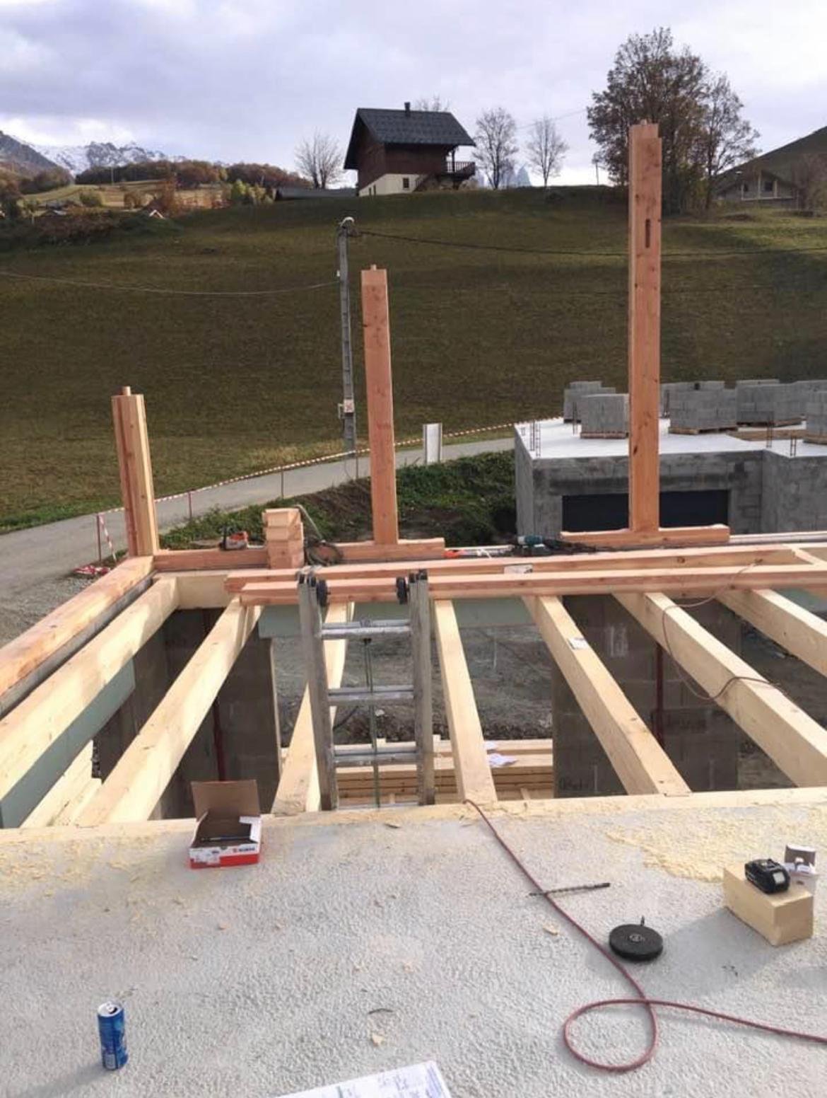 Habillage de cheminée en zinc sur une toiture